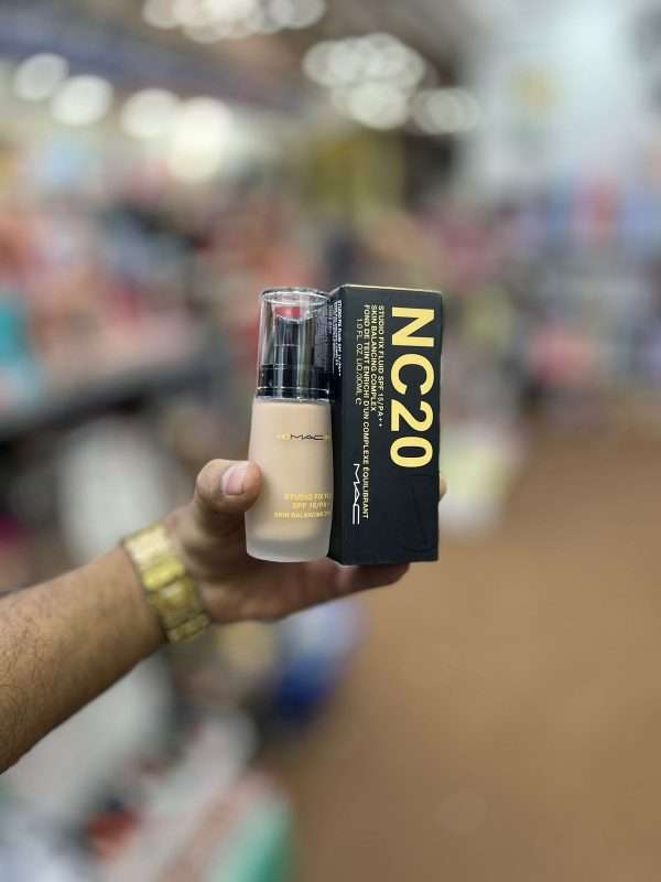 MAC NC20 Foudation Studio Fix Fluid SPF 15